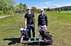 Tobias Johnstad og Oliver Husevik frå Stord møtte Elza første gong dei var i Sveio og spelte. Då kom ho ut frå skogen ved hol 8. Foto: Kjartan Moe Hustvedt