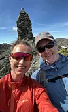 Eirik og kona Kari er ihuga turgåarar, som har besøkt dei fleste toppane på Stordøya. Foto: Privat