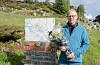 Svein Magne Vikse var den første som fekk Vestavind sin sommarbukett i fjor. Her framføre inngangen til ein av turstiane han har laga på Vikse. ARKIVFOTO: GUNNHILD LØNNING