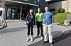 Ingeborg Meling, Einar Ørke og sveibu Anders Kindlihagen foran Haugalandsveggen, og med deler av turnhallen i bakgrunnen. Her ville dei bygge for framtida. FOTO: Alf-Einar Kvalavåg/Tysvær bygdeblad