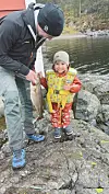 Jørgen Røssland 2,5 år, har fått fin første torsk på stang. Påskekos på hytta.