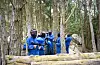 Klar for kamp: Blått lag gjør seg klar bak utgangsposisjon før kampen braker løs på Vikse Paintball. Foto: Morten Vågset Møller