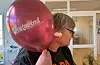 HMS er viktig. Dåverande vikarjournalist, og kort tid etter vikarredaktør, Ellen Marie Hagevik med tørkepapir i øyrene for å dempa lyden av kompressoren som blei brukt til å blåsa opp ballongane. Foto: Susanne Lie Vallestad