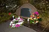 Kransen til venstre blei lagt ned ved minneplata av ordførar André Mundal Haukås. Blomane til høgre er frå støttegruppa for overlevande og etterlatne. Foto: Einar Vestvik