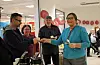 Varaordførar Ruth Grethe Østebøvik Eriksen delte ut kake til lesarane.