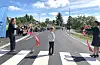 Førsteklassingen Gabriel Krokedal Lie brukte gullsaksa til ordførar Linn Therese Erve, og gjennomførte snorklippen på ein flott måte. Til venstre Jannicke Clarke, utvalsleiar Samferdsel og mobilitet Vestland fylkeskommune. I bakgrunn alle elevane på Vikse skule som var møtt opp for å markera at dei no har fått tryggare skuleveg.