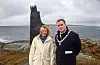 Leiar i støttegruppa Tove Følid og ordførar André Mundal Haukås ved Sleipner-monumentet. Foto: Einar Vestvik