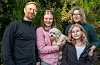 Egil Aspevik, Lotte (med Bella i armane) og Siren Våge Aspevik og Åshild Øritsland Våge. Bella ventar truleg eit nytt kull kvalpar snart. Då vil familien selja dei fleste til inntekt for eit godt formål i Andreas si ånd, og dessutan starta ein innsamlingsaksjon.