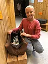 Jorunn Elise Helgeland Tverfjell med ein gamal jordmorkoffert som tilhøyrer familien.
