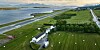 Årønes gård ligg rett ved Molde lufthamn og består av 40 mål dyrka mark, hovudhus, ei åttekanta bårstue og låven med ei grunnflate på 300 kvadratmeter. Foto: DID-låven
