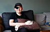 Andreas Våge Aspevik blei intervjua av Vestavind hausten 2020. Her har han Bobben på fanget, ein av Bella sine kvalpar som han gav til mormor.