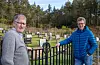 For to år siden sa dåverande soknerådsleiar Tor Helge Hardeland (t.v.) og kyrkjeverje Ottar Krakk at det hasta med utviding av gravplassen ved Eikeland kapell. No ligg det an til nok ei utsetjing av planane. Utvidinga skal skje i området som ligg i bakgrunnen her.ARKIVFOTO: EINAR VESTVIK