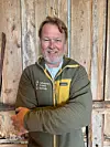 Didrick Ose har bakgrunn som både fiskar, marinejeger, marknadsførar og tryggingsekspert. Alt kjem godt med i arbeidet med å skreddarsy opplevingsturar for store grupper. Foto: Heidi Molstad Andresen / NPK