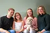 Egil Aspevik, Siren Våge Aspevik, Lotte Våge Aspevik med Bella på fanget og Åshild Øritsland Våge. Bella ventar truleg eit nytt kull kvalpar snart. Då vil familien selja dei fleste til inntekt for eit godt formål i Andreas si ånd, og dessutan starta ein innsamlingsaksjon.