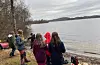 Leirdeltakarar klar for grilling på bål ved Vigdarvatnet.