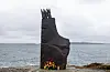 Sleipner-monumentet, laga av etnekunstnaren Arne Mæland, blei avduka i 2000. Herfrå er det fri sikt til ulukkesstaden. Foto: Einar Vestvik