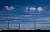 Noregsprisordninga til regjeringa om fastpris på straum skal bidra til meir føreseielegheit i straumrekningane. Biletet viser høgspentmaster som leverer straum til Hydro Karmøy. Foto: Fredrik Varfjell / NTB / NPK