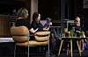Agnes Ravatn les eit utdrag frå «Morgon og kveld.» Astrid Dypvik sit til venstre, og Sophie Elise til høgre. FOTO: Emil Askvik Hosøy / NPK