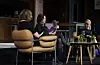 Agnes Ravatn les eit utdrag frå «Morgon og kveld.» Astrid Dypvik sit til venstre, og Sophie Elise til høgre. FOTO: Emil Askvik Hosøy / NPK