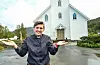 – Søndag blir dagen jeg offisielt går inn i tjenesten, sier Trude-Christina Halvorsen foran Valestrand kirke.Foto: Morten Vågset Møller