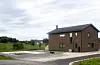 Denne einebustaden er allereie overlevert. Ved sida er ringmuren klar til endå ein einebustad i to høgder.