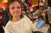 Solfrid Haugsgjerd viser på mobilen eit kart kor ho kan sjå at alternativet lengst vest på Haukås vil gå gjennom skogen og grisehuset hennar.