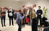Marknadsansvarleg Susanne Lie Vallestad delar ut premie til Marianne Svarverud Hansen som trakk vinnerloddet på lanseringsfesten.