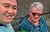 Ordførar André Mundal Haukås var bøssebærar saman med mormor Brit Jorunn Haukås.