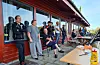 Rune Thorsen laga til kiosk som lova, det gjekk unna med grillpølsene. F.v. Øyvind Halleland, Rune Thorsen, Iman Hermans, Torgeir Katla, Kåre Larsen og Arne Tveit Katla.