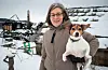 Ester Jebelli med Simza på armen. Den vesle hunden likar seg lite ute i det kalde vintervêret.