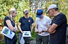 Bildet er frå september i fjor då rådgjevar i NVE Silje Aakre Solheim, seniorrådgjevar i NVE Tore Opdahl, prosjektleiar i Sveio kommune Tore Johann Enerstvedt og Odd Ivar Pedersen i konsulentselskapet Cowi studerte kart og dokument før synfaringa ved Forevatnet. Foto: Einar Vestvik