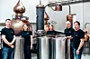 Denne gjengen til Hiernagla Brenneri i Sveio leverer elde dropar til den store matmessa i Berlin. F.v.: Reidar Horneland, Kristine Omvik, Ragnghild Omvik Bratseth, Magne Bratseth og Geir Ivar Seime.FOTO: HIERNAGLA BRENNERI