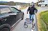 Me har knapt kome oss ut på ein liten luftetur, før første bil bremsar opp og dei inni lurer på kva som har skjedd. Arne Valen har valt å vera open om sjukdomen, og dei som spør får ærlege svar. Foto: Ellen Marie Hagevik