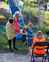 Her får Elias Herheim ei helsing av «sjefen» Astrid, som han kan ha glede av i mange år framover.FOTO: PRIVAT