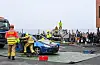 Åpen dag ved Sveio brannstasjon ble en suksess, og et av høydepunktene var da mannskapene demonstrerte redning etter en bilulykke. Foto: Morten Vågset Møller