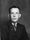 Gerhard Aase fekk kremmarånda inn med mors-mjølka, foreldra hans dreiv handel på Aase. Sjølv dreiv Gerhard butikk først i Haugesund, deretter på Oa, før han starta opp i Sveio i eige hus.