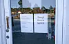 Eit oppslag på butikkdøra i Valevåg fortel at styret har vedtatt å melda oppbod.