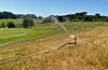 Sjølv med vatning er det så tørt at golfgraset slit. FOTO: THOMAS VALLESTAD DRAGESETH