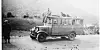Losje Husafjell på tur (sommaren 1938?) med bilen til A. B. Haugland. Bilen vart og brukt til varebil og stutarute. Gustav Vihovde står til venstre, medan Theodor Fagerland sit på taket.