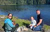 Frå venstre: Hedda Brueland Mundal, Helge Mundal og Anne Lene Brueland som nyt ein fersk gourmetlunsj med nygrilla aure, like ved fangststaden.