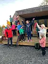 – Gratulera med ny dagsturhytte! Eg er svært glad i dagsturhyttene, og Nipaståvo er veldig populær. Me var snare å snu oss rundt då me såg at me kunne kjøpa ei hytte til, sa ordførar Linn Therese Erve blant i sin opningstale. Her saman med styreleiar i Sveio Golfpark og prosjektleiar, Per Bjørn Habbestad t.h. og Marit Persen Liknes i Sveio kommune til høgre.