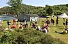 Forsamlinga ser på teaterførestilling. FOTO: PRIVAT