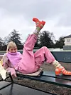 Mina Roda utstrålar ein vidunderleg god energi som me alle treng i desse tider, fastslår klesdesignar Renate Nipe.
