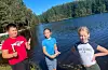 Frå venstre Odin Miljeteig (9), Ella Fosstveit Corwell (10) og Amelia Møller Fosstveit (10) er med å reinsar nyfanga aure før den blir grilla ikledd vårlauk, smør og krydder.