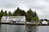 Mølstrevåg sett frå sjøen seinsommaren 2015. Sidan den tid er arealet til høgre og tett inntil det gamle sjøhuset, blitt planert ut.