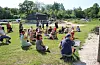 Forsamlinga ser på teaterførestilling. FOTO: PRIVAT
