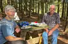 Anne Lise og Einar Halleland fann ein fin plass å rasta i nåleskogen.