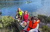 Fleire nytta høve til å padla kano. Frå venstre Freia Miljeteig (7), Aud Helen Steinkjær (8) og Marie Jacobsen.