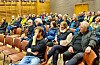 Forutan media, kommunen og Windafjord Port sine representantar kom det 68 til møtet. I motsetnad tl nokre av dei første møtene var det nokre tomme stolar. Foto: Svein-Erik Larsen, Grannar