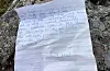 Denne flaskeposten blei funne ved Lyngholm, og kjem etter alt å dømma frå Skottland. Det står følgjande: Eg heiter Logan Strachan, eg er åtte år. Eg bur i Peterhead med mamma og pappa. Eg har ein katt som heiter Ozzie og ein hund som heiter Buzz. Bestemor og bestefar bur i Mid Street. Me skal sleppa flaska frå brygga i dag, 27. desember 2014. Eg håpar nokon finn den. Logan.